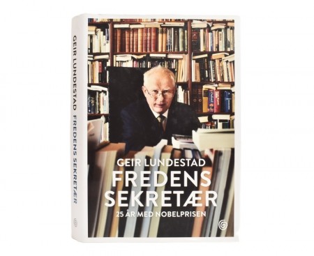 Geir Lundestad: Nobels fredspris gjennom 25 år. Signert.