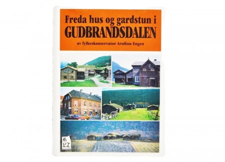 Freda hus og gardstun i Gudbrandsdalen.