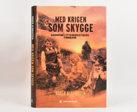 Roger Albrigtsen: Med krigen som skygge.  Signert.