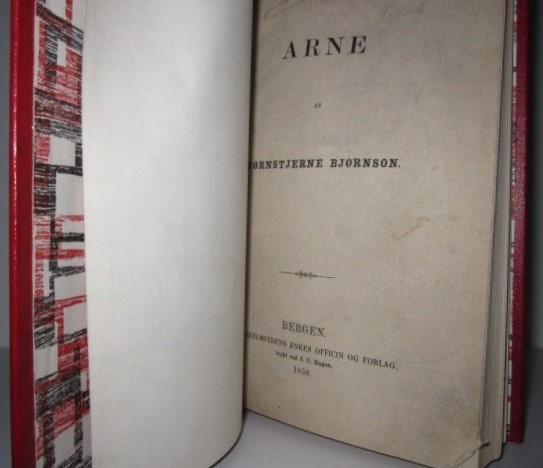 Ørlite papirtap nede yttre hjørne på tittelblad og dedikasjonsblad.